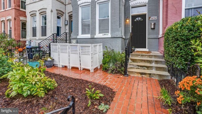 1434 F St NE in Washington, DC - Foto de edificio - Building Photo