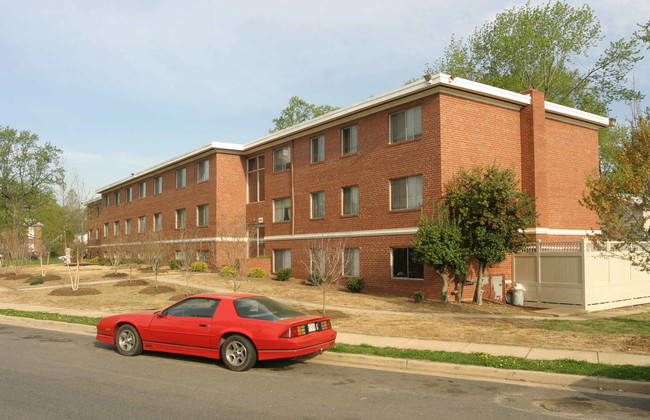 Walter Reed Apartments in Arlington, VA - Building Photo - Building Photo