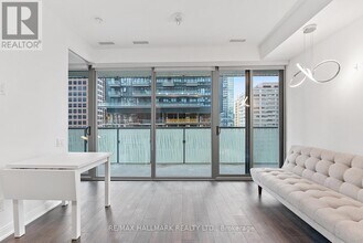 50 Charles St E in Toronto, ON - Building Photo - Building Photo