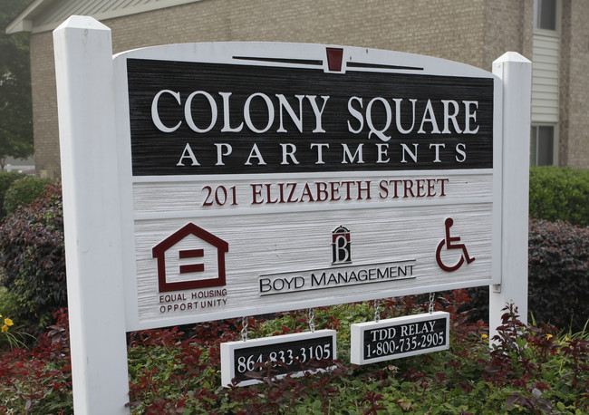 Colony Square Apartments in Clinton, SC - Foto de edificio - Building Photo