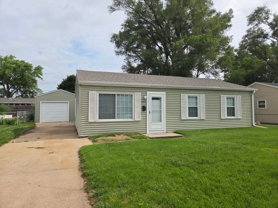 1006 Hiatt St in Carter Lake, IA - Building Photo