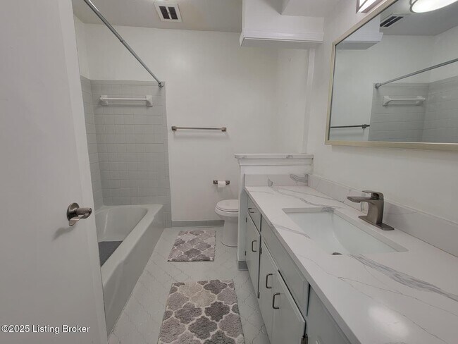 111 La Fontenay Ct in Louisville, KY - Building Photo - Building Photo