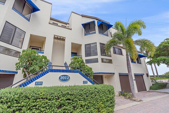 2012 Harbourside Dr in Longboat Key, FL - Foto de edificio - Building Photo