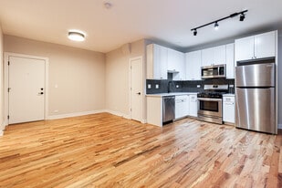 655 W Wrightwood Ave, Unit 300 in Chicago, IL - Building Photo