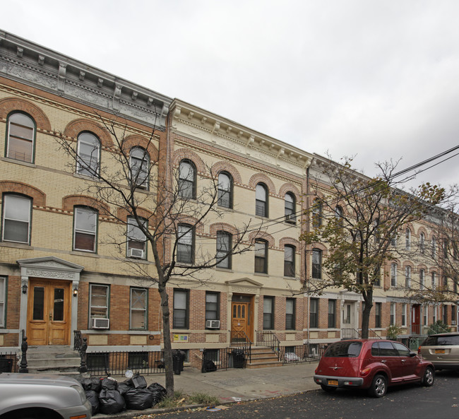 1865 Madison St in Flushing, NY - Foto de edificio - Building Photo