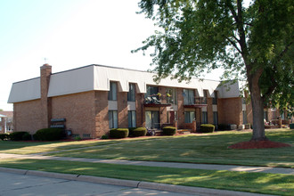 Heritage Square Apartments in Woodhaven, MI - Building Photo - Building Photo