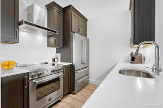 25 Leroy Pl in New Rochelle, NY - Building Photo - Building Photo