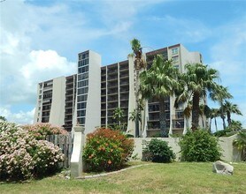 4242 Gulfbreeze Blvd in Corpus Christi, TX - Foto de edificio - Building Photo