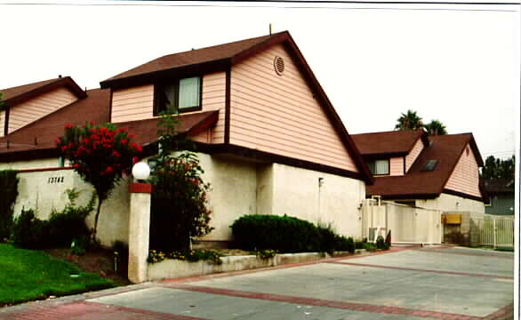 13742-13752 S Euclid St in Garden Grove, CA - Building Photo - Building Photo