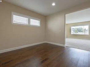 6128 NW Trowbridge Dr in Portland, OR - Building Photo - Building Photo
