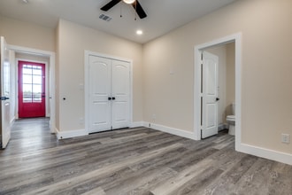 511 N Davis Dr in Arlington, TX - Building Photo - Building Photo