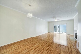 1035 Fountain View Dr in Houston, TX - Building Photo - Building Photo