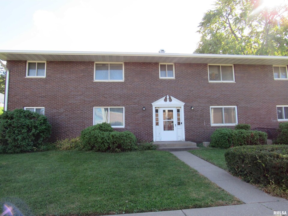 245 12th St-Unit -2B in Silvis, IL - Foto de edificio