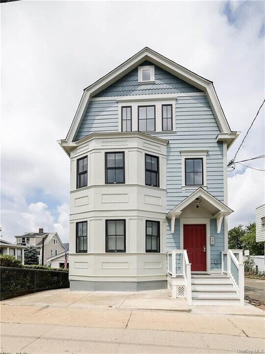 457 Warburton Ave, Unit 1 in Hastings On Hudson, NY - Building Photo