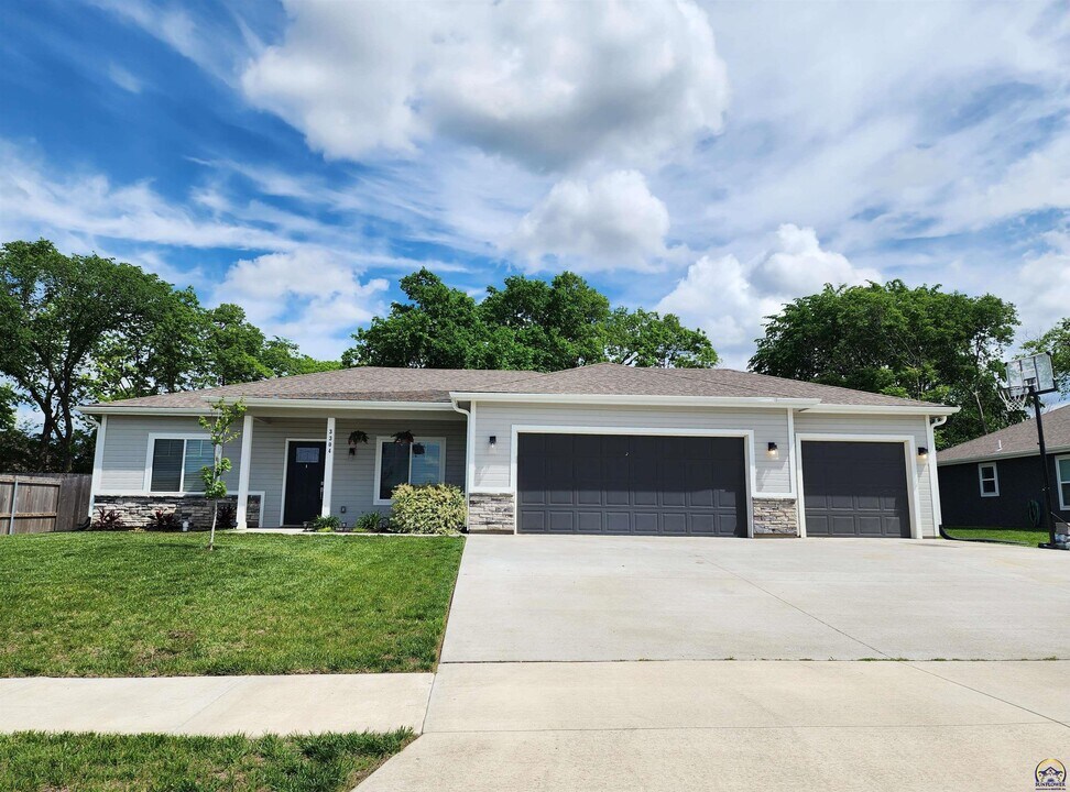 3304 SE Aries Ave in Topeka, KS - Building Photo