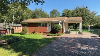 109 Pine Inn Dr in Gastonia, NC - Building Photo