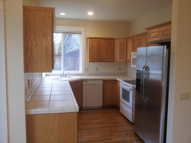 102 NW Fall Run Dr in Grants Pass, OR - Building Photo - Building Photo