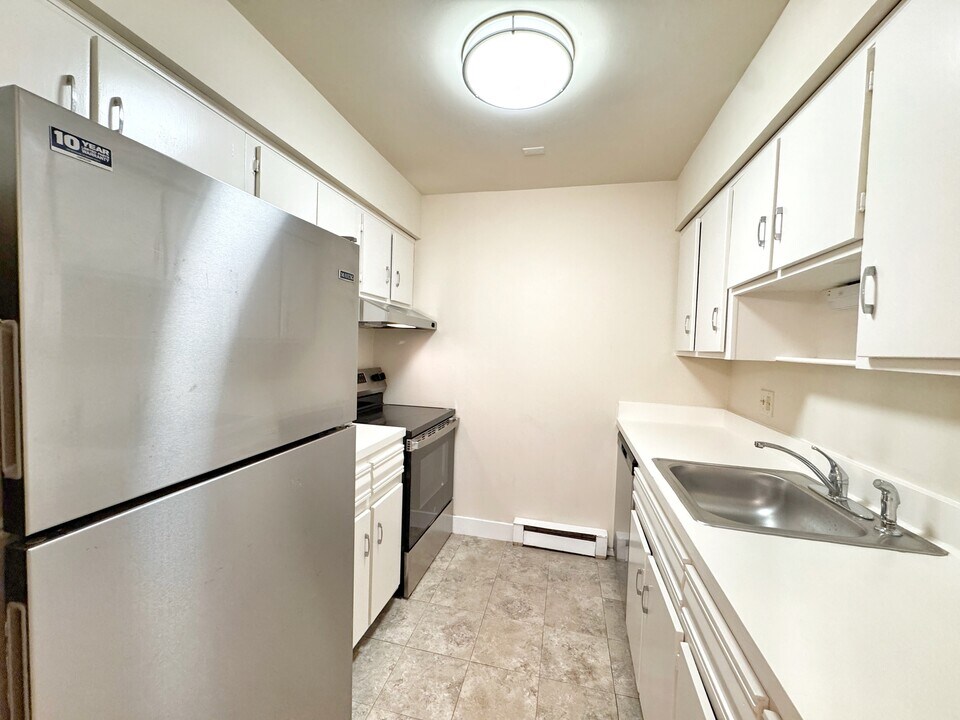 24 Ferris Ave in Norwalk, CT - Building Photo