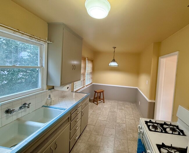 111 N 6th St, Unit 111 N. 6th St. in Burbank, CA - Building Photo - Building Photo