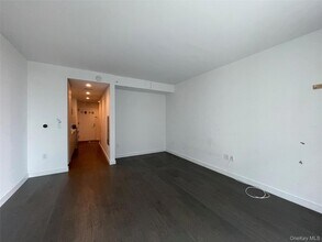 131-05 40th Rd, Unit 18T in Queens, NY - Foto de edificio - Building Photo