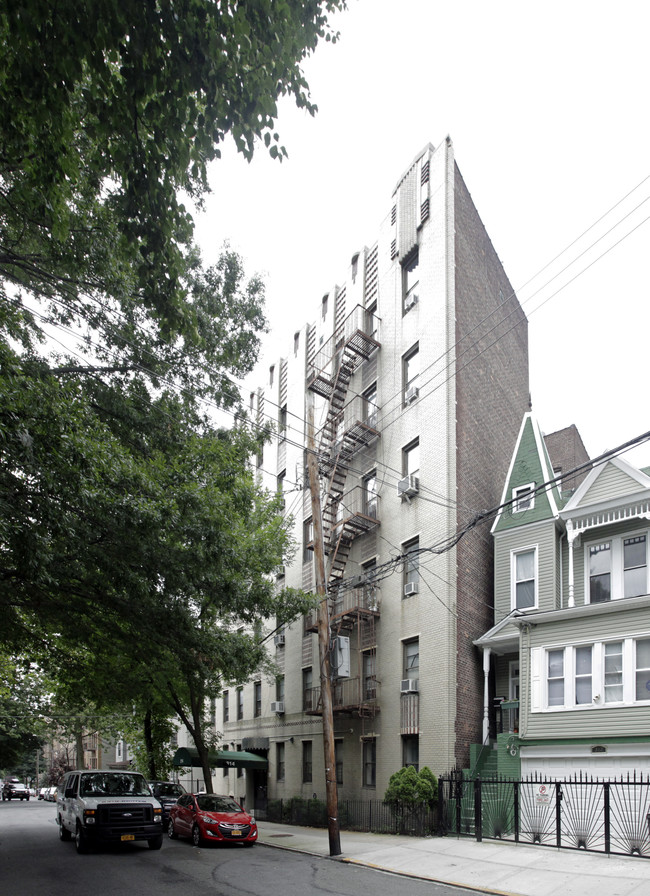 314 E 201st St in Bronx, NY - Building Photo - Building Photo