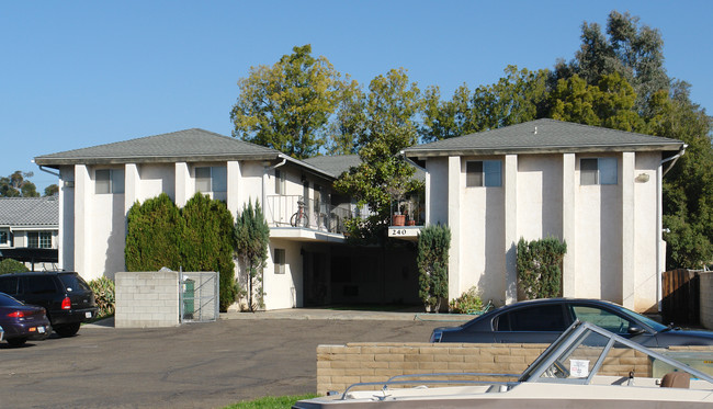 240 Madison Ave in El Cajon, CA - Foto de edificio - Building Photo