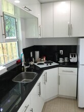 223 SW 10th St in Hallandale Beach, FL - Foto de edificio - Building Photo