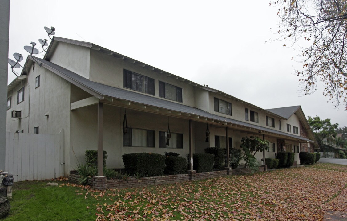 375 Alpine St in Upland, CA - Foto de edificio