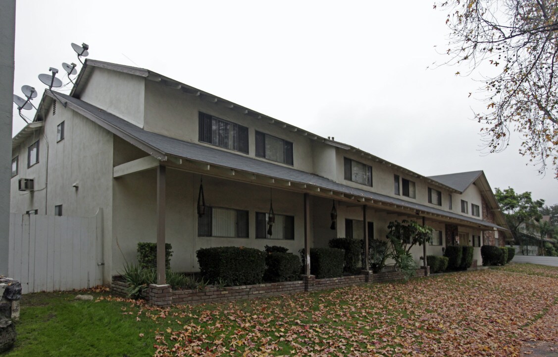 375 Alpine St in Upland, CA - Building Photo