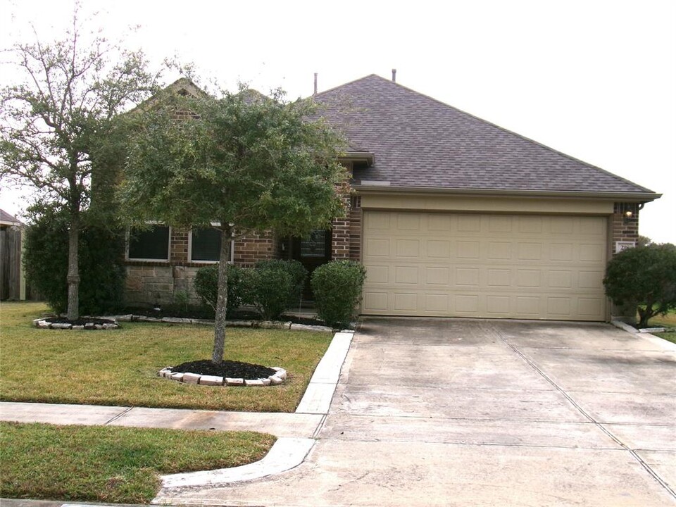 218 Harbor Bend Ln in Dickinson, TX - Building Photo