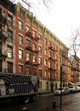 22-26 Cornelia St in New York, NY - Foto de edificio - Building Photo