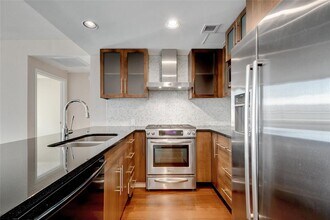 300 Bowie St in Austin, TX - Building Photo - Building Photo