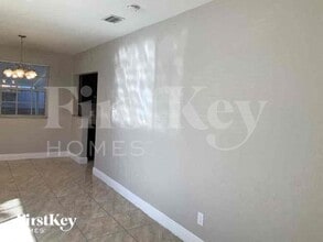 171 W 63rd St, Unit 04-210 in Hialeah, FL - Building Photo - Building Photo