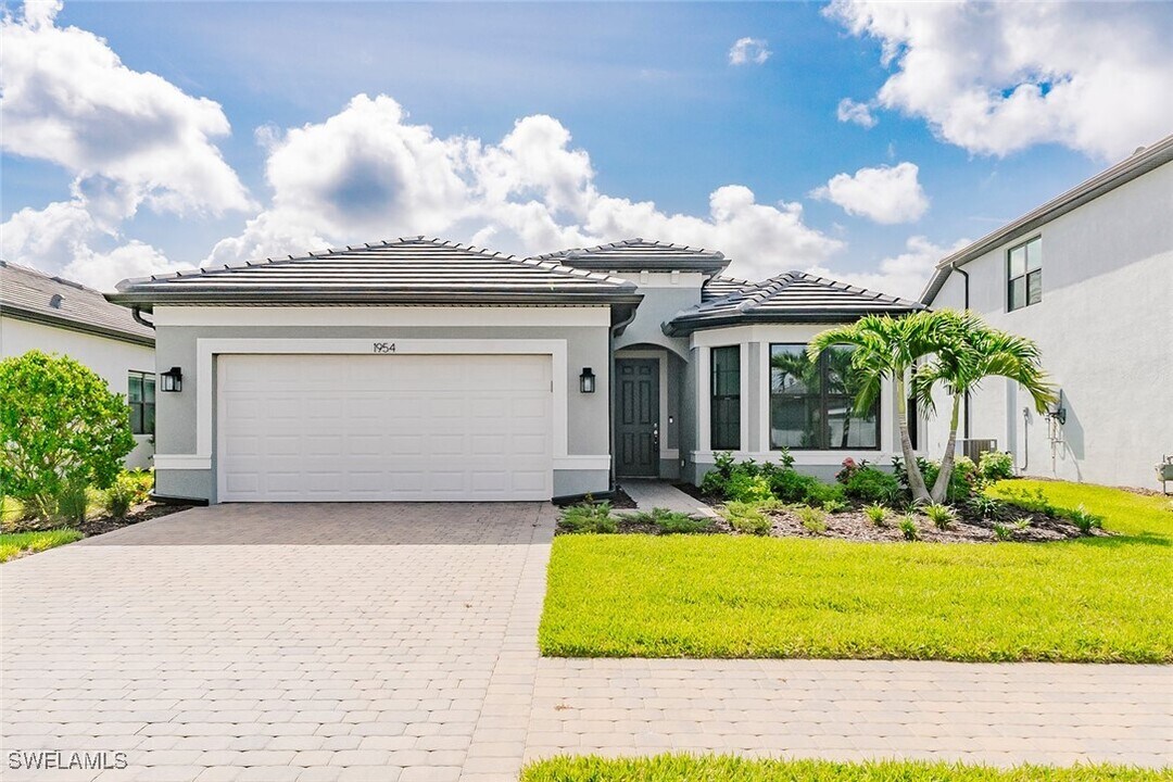 1954 Fresno Ave in Naples, FL - Building Photo