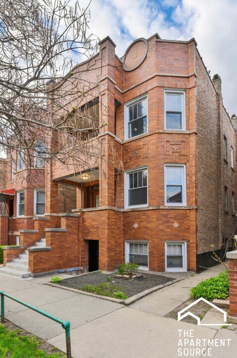 2132 W Iowa St in Chicago, IL - Building Photo