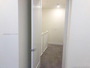 10229 NW 64th Terrace in Doral, FL - Foto de edificio - Building Photo