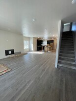 7404 N Paw St in Wasilla, AK - Building Photo