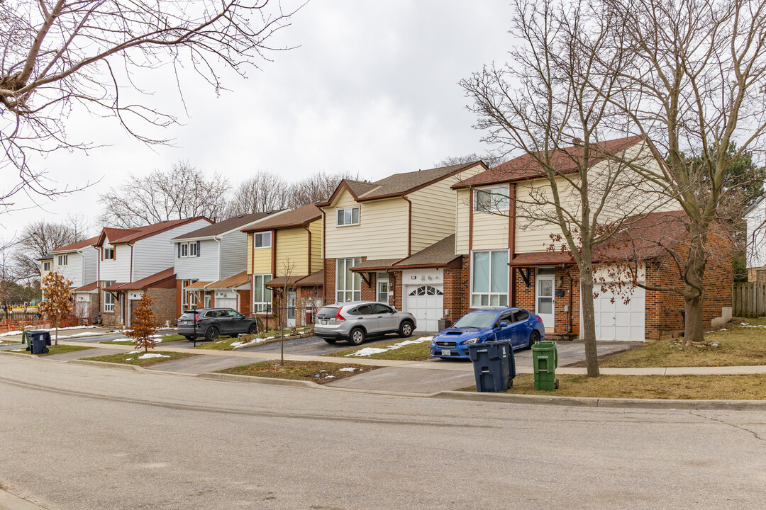 8 Purvis Cres in Toronto, ON - Building Photo