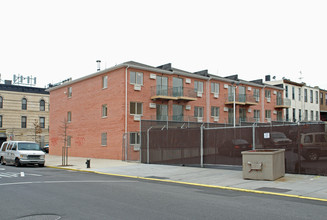 154-162 Schaefer St in Brooklyn, NY - Building Photo - Building Photo