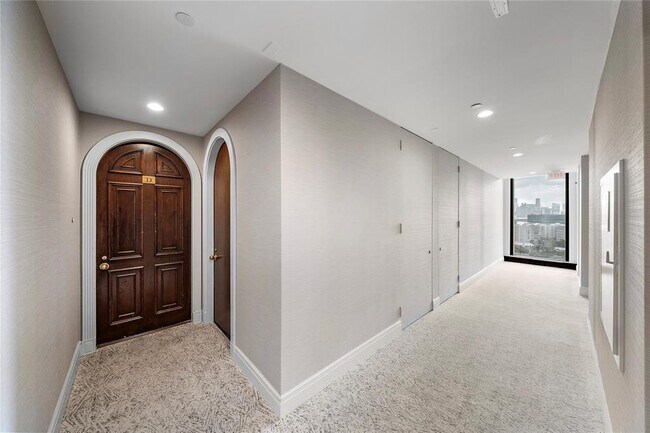 1111 Hermann Dr in Houston, TX - Building Photo - Building Photo