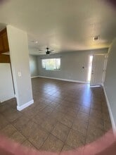 314 W Maple St in Exeter, CA - Building Photo - Building Photo