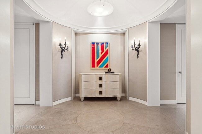 11 E Walton St in Chicago, IL - Building Photo - Building Photo