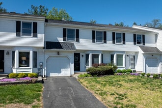 Middlesex Village Townhomes in Middlesex, NJ - Foto de edificio - Building Photo