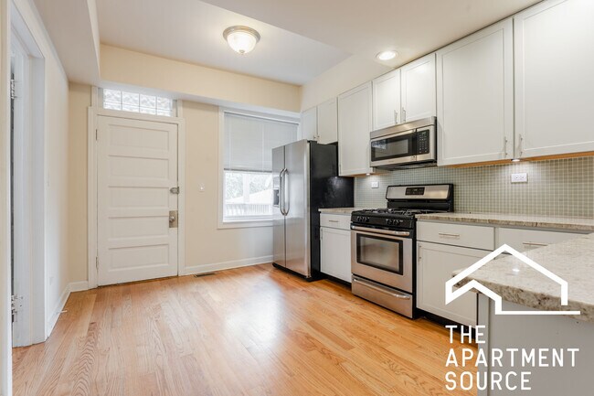 2660 N Ashland Ave, Unit 2 in Chicago, IL - Building Photo - Building Photo