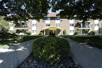 V.I.P. Apartments in Wheeling, IL - Building Photo - Building Photo