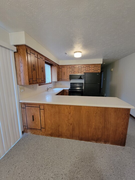 211 W Glenmore Dr in Gretna, NE - Building Photo