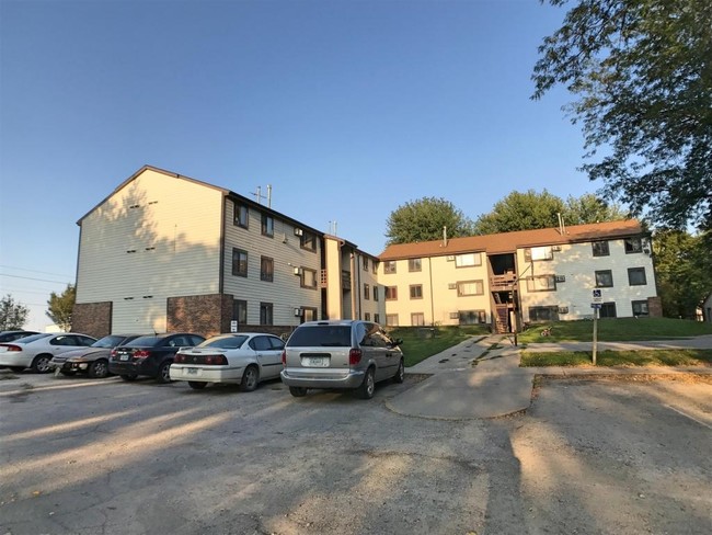 Courtyard Apartments in Newton, IA - Building Photo - Building Photo