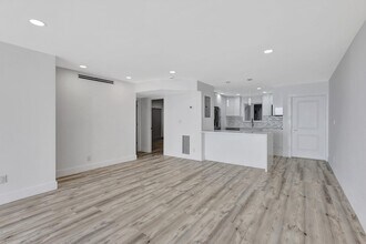 301 Lake Shore Dr in Lake Park, FL - Building Photo - Building Photo