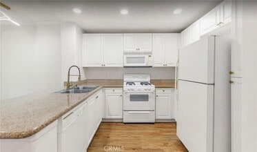 2257 Watermarke Pl in Irvine, CA - Foto de edificio - Building Photo