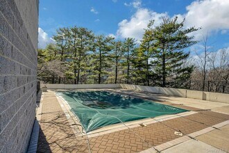 703 Pelham Rd, Unit 412 in New Rochelle, NY - Foto de edificio - Building Photo